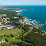 Manoir, appartement avec terrasse, proche mer, vue golf et lac, 5 pers, accès gratuit piscines Talmont-Saint-Hilaire