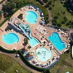 Manoir, appartement avec terrasse, proche mer, vue golf et lac, 5 pers, accès gratuit piscines *