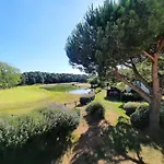 Manoir, appartement avec terrasse, proche mer, vue golf et lac, 5 pers, accès gratuit piscines
