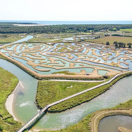 Manoir, appartement avec terrasse, proche mer, vue golf et lac, 5 pers, accès gratuit piscines *